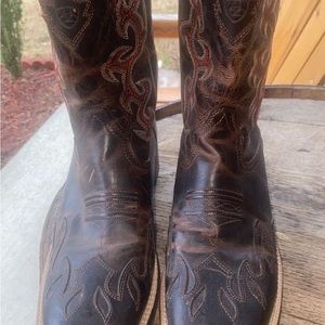Selling these Brown Ariat Boots !!